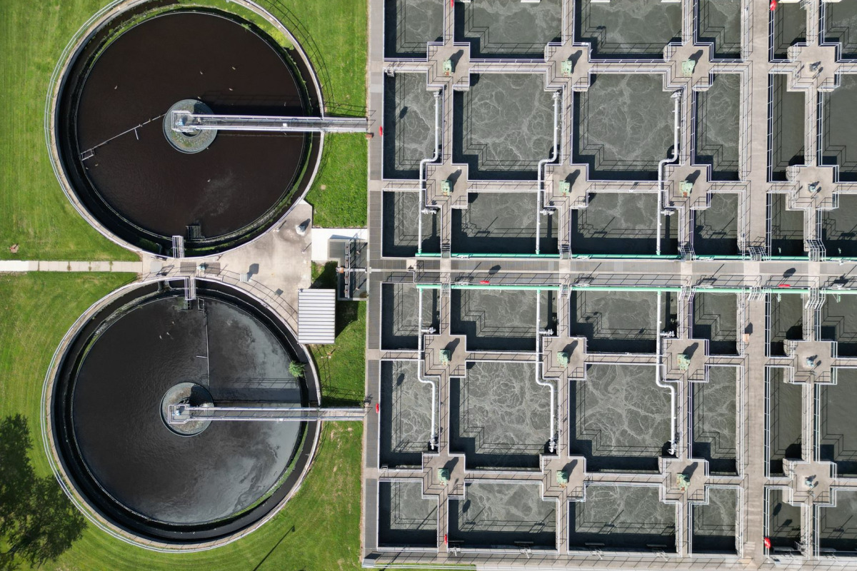 Aerial view of a modern wastewater treatment plant with filtration tanks.