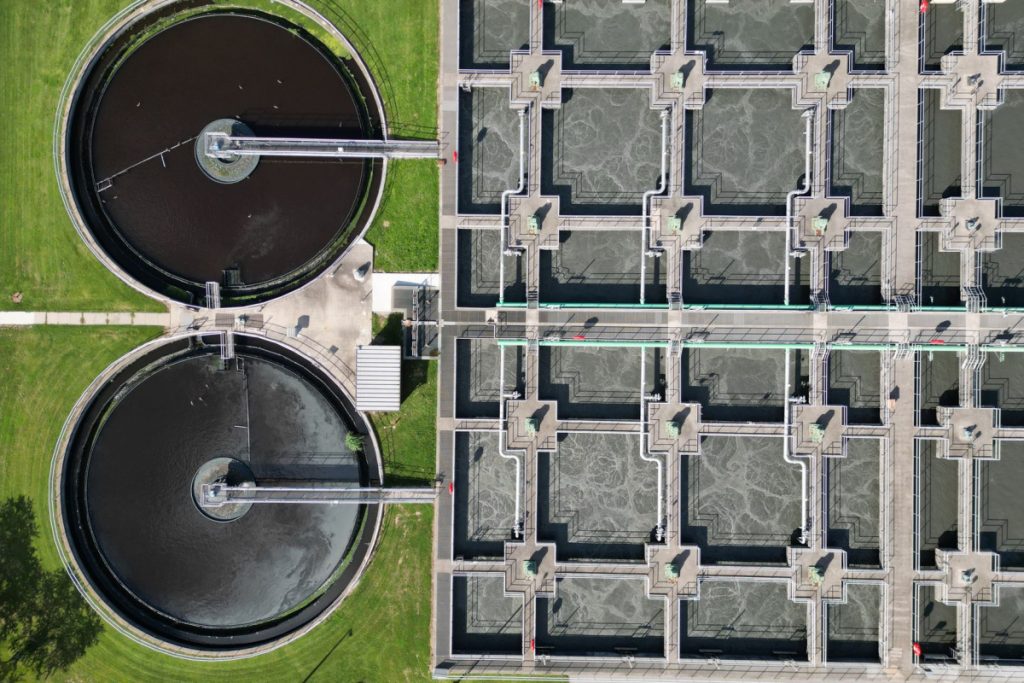 Aerial view of a modern wastewater treatment plant with filtration tanks.